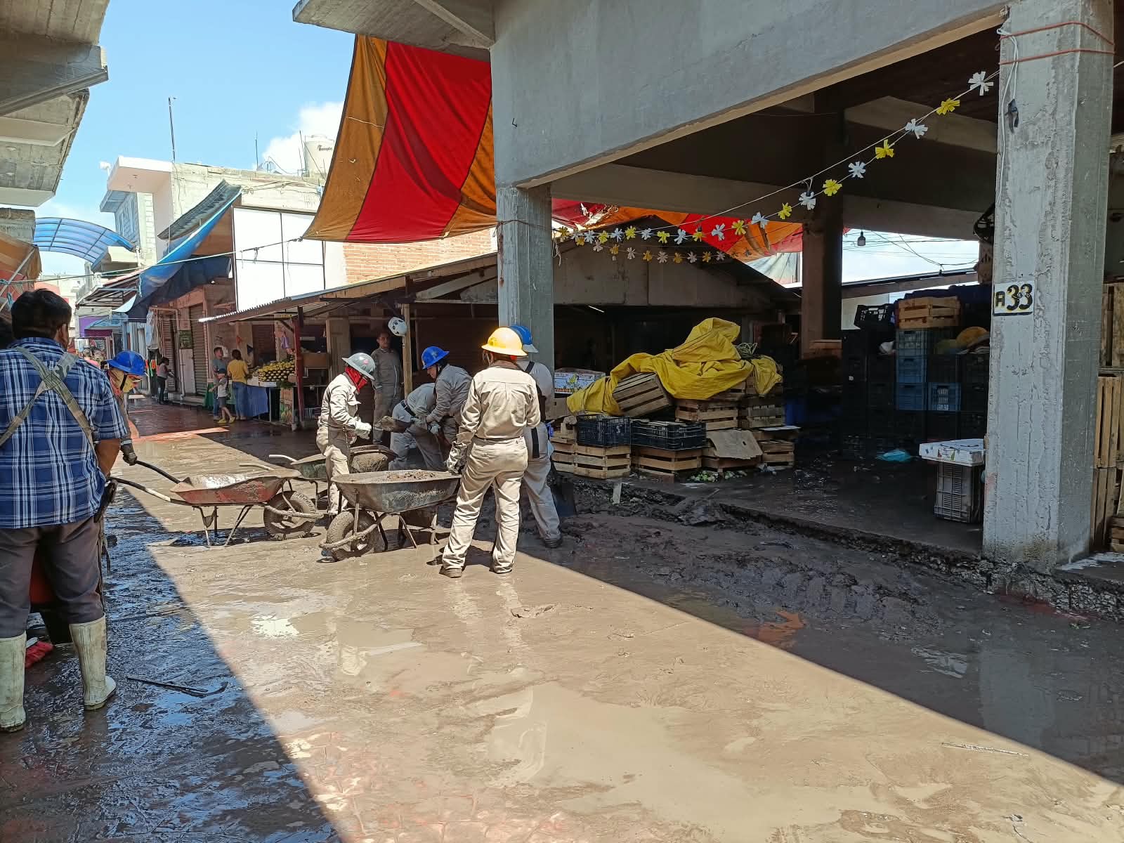 Fuga de agua en ducto de Pemex provoca daños a comerciantes Tlahuelilpan
