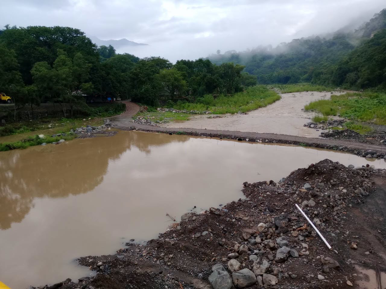 Paso provicional sobre el río Claro en Tepehuacán de Guerrero se mantiene habilitado