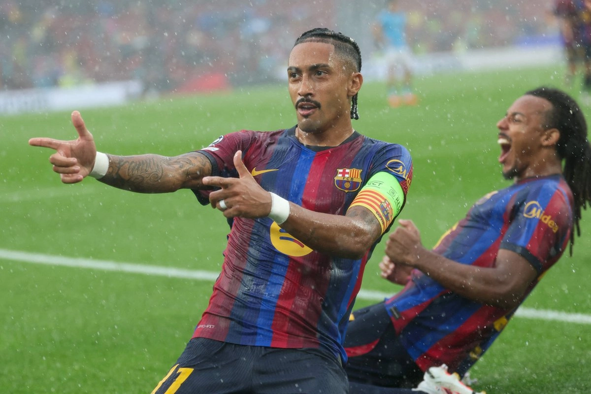 Raphinha celebra el primer gol en la goleada del Barcelona 5-1 al Feyenord