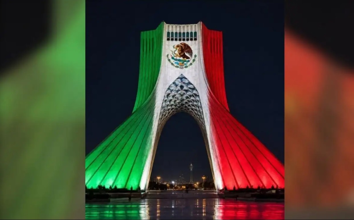 Torre Azadi se ilumina con los colores de México
