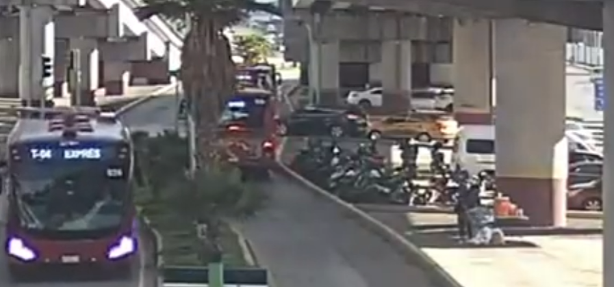 Vehículo particular se pasa la luz roja y provoca percance con unidad del Tuzobús en Zona Plateada