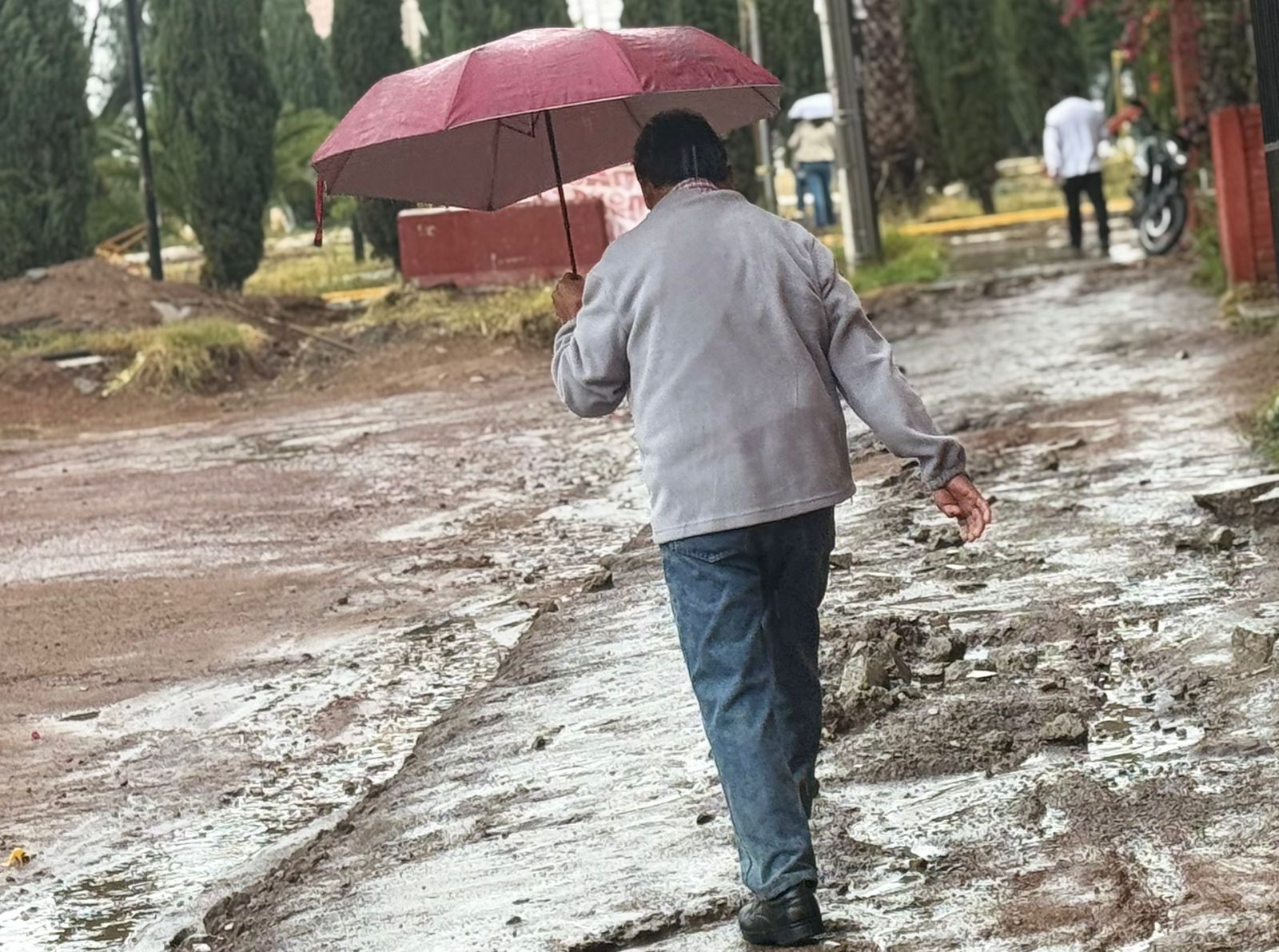 Inundaciones y lodo dejan atrapados a vecinos de El Palmar