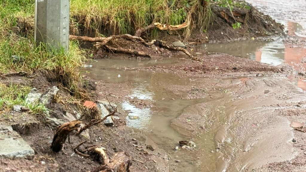 Inundaciones y lodo dejan atrapados a vecinos de El Palmar