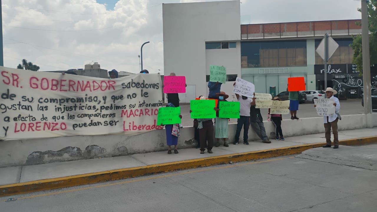 Protestan en el Congreso local habitantes de Julián Villagrán