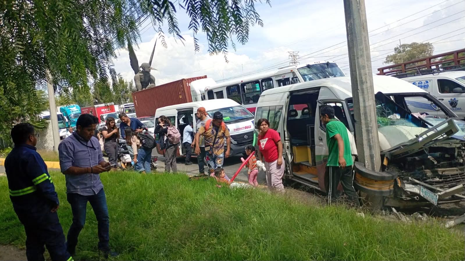 Combi llena choca contra poste en la México-Pachuca; 10 pasajeros resultan lesionados