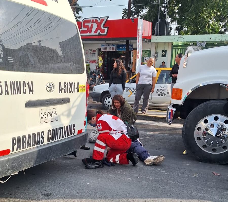 Motociclista pierde el control y termina en el pavimento en Ixmiquilpan
