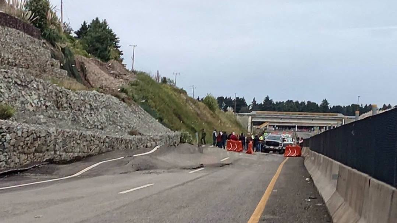 Deslave en carretera Real del Monte-Omitlán