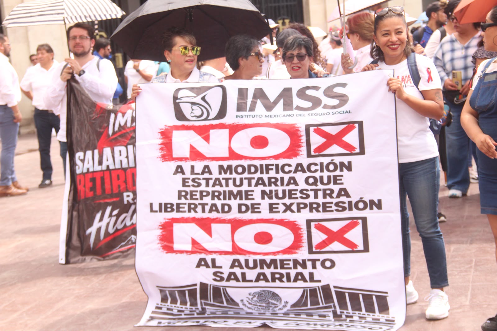 Trabajadores del IMSS marchan en Pachuca