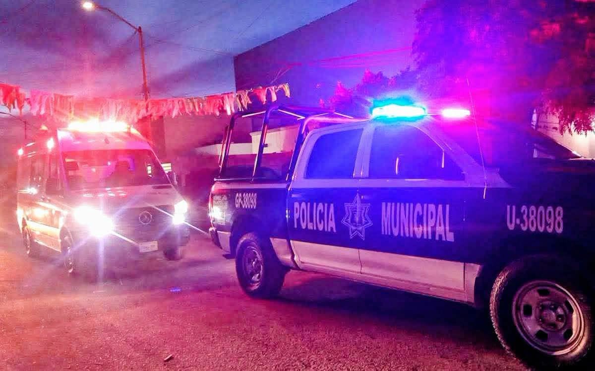 Patrulla de la policía custodiando la zona acordonada tras balacera en Tula.