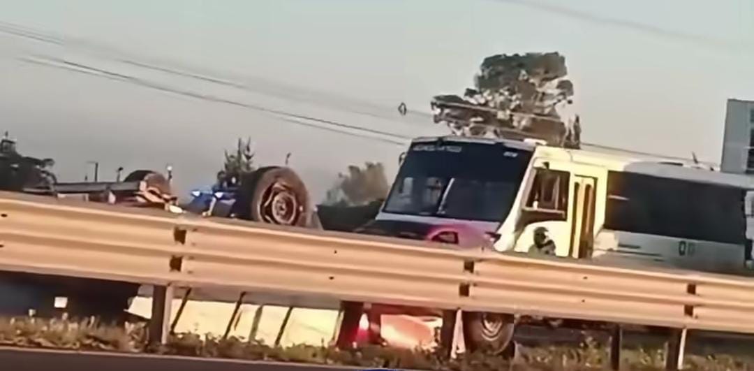Camioneta volcada en la autopista México-Pachuca en Tolcayuca
