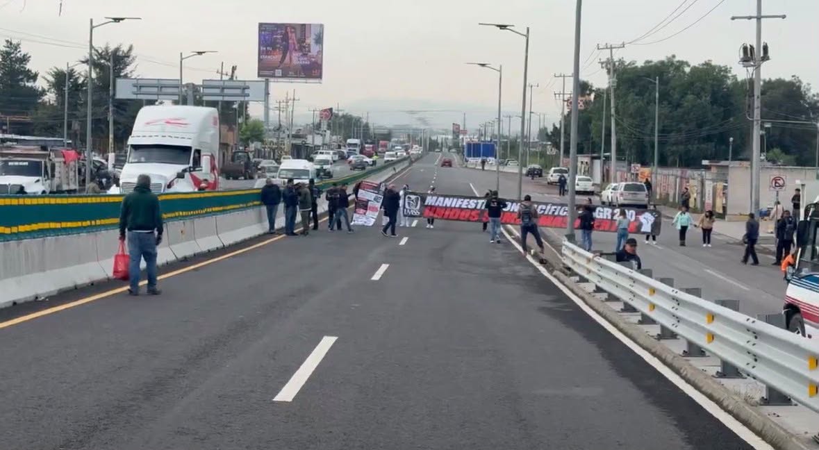 bloqueo en ambos sentidos de la carretera México-Pachuca