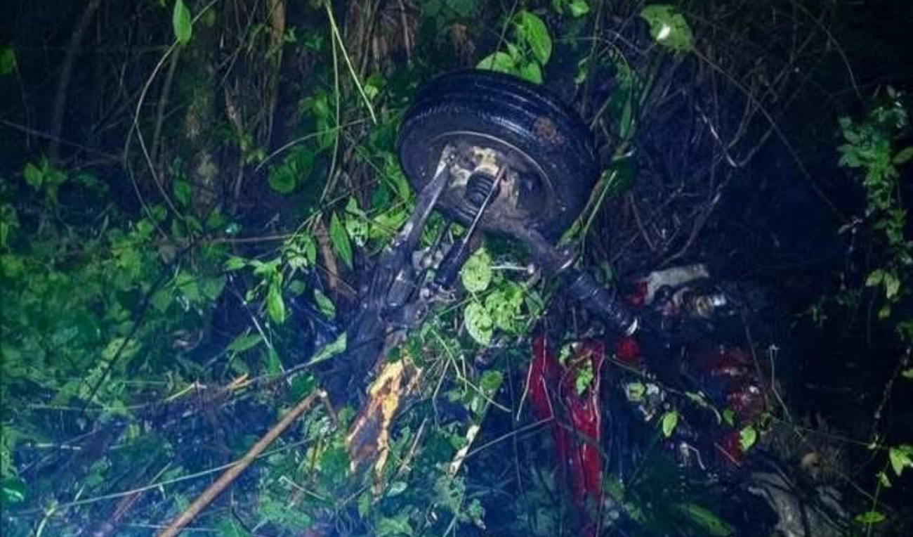 Rescatan a dos personas tras caer su auto a barranco en Tlanchinol