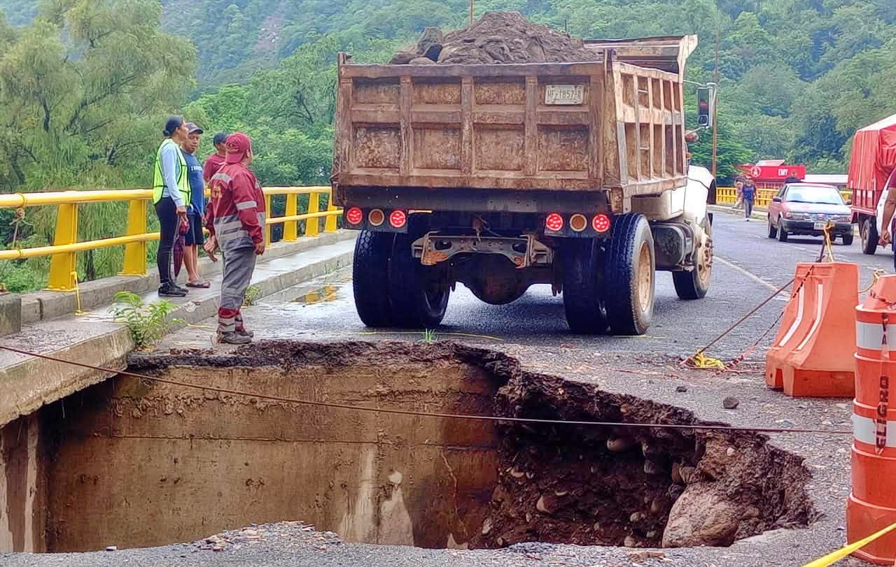 Carretera cerrada por un socavón en el norte de Hidalgo tras las lluvias