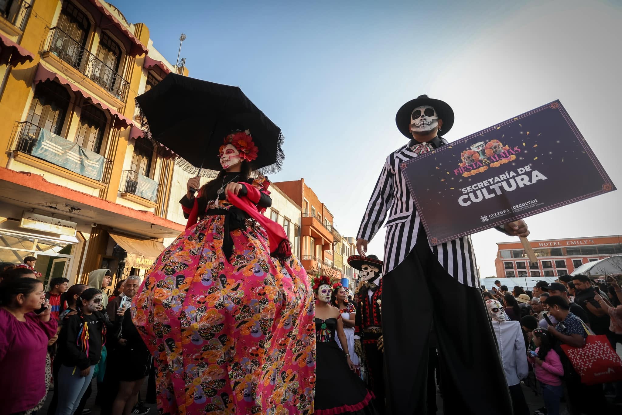 Desfile de catrinas y carros alegóricos en Pachuca