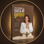 Erika Urosa muestra su libro Tira la lámpara y saca al genio.