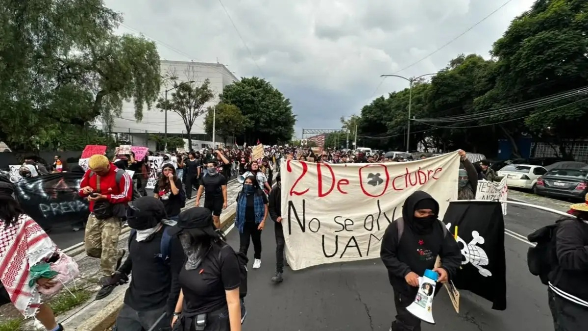 Estudiantes y organizaciones durante la concentración por el 58 aniversario del 2 de Octubre de 1968.
