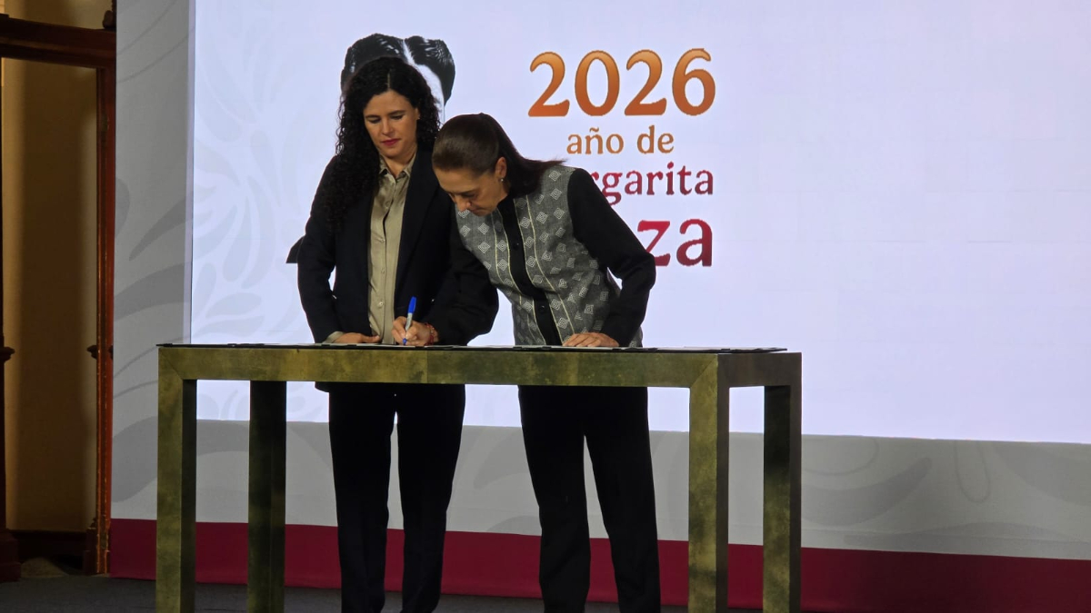 Claudia Sheinbaum durante la firma de la reforma constitucional que establece nuevos requisitos de nacionalidad para candidatos.