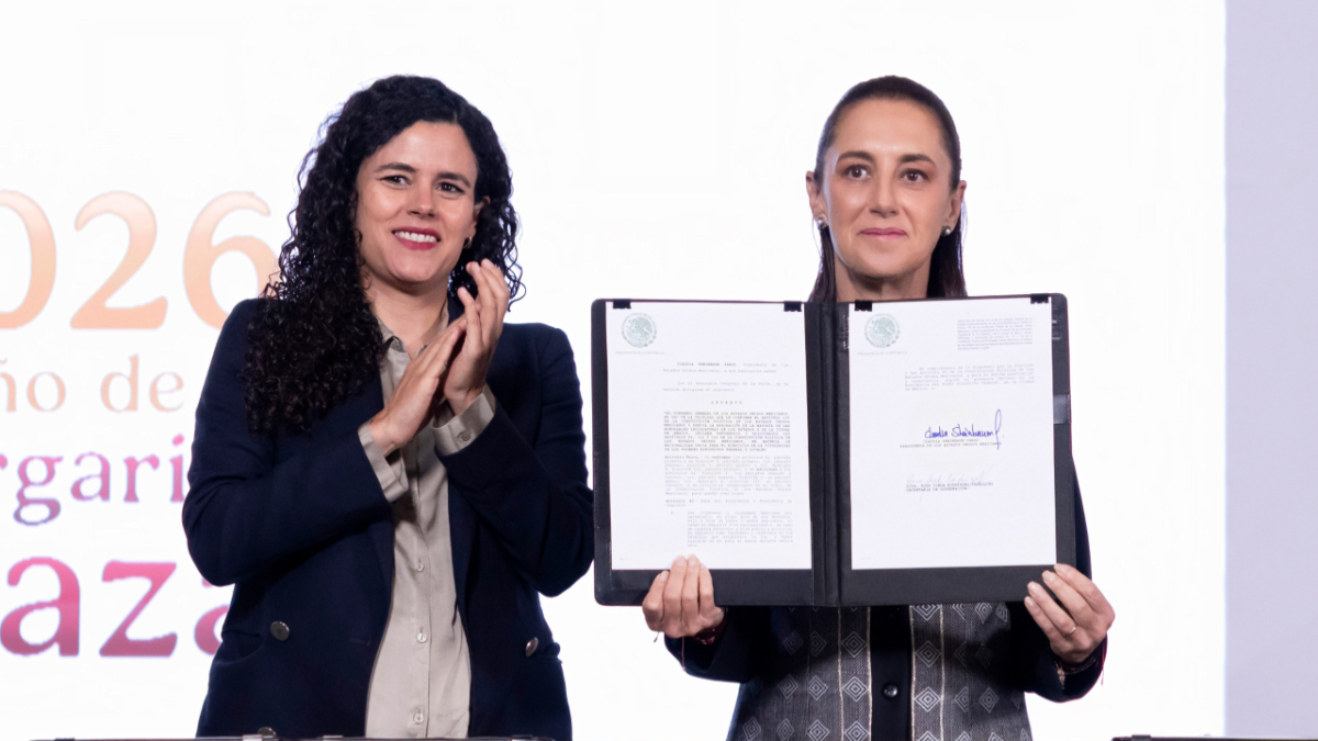 Claudia Sheinbaum durante la firma de la reforma constitucional que establece nuevos requisitos de nacionalidad para candidatos.