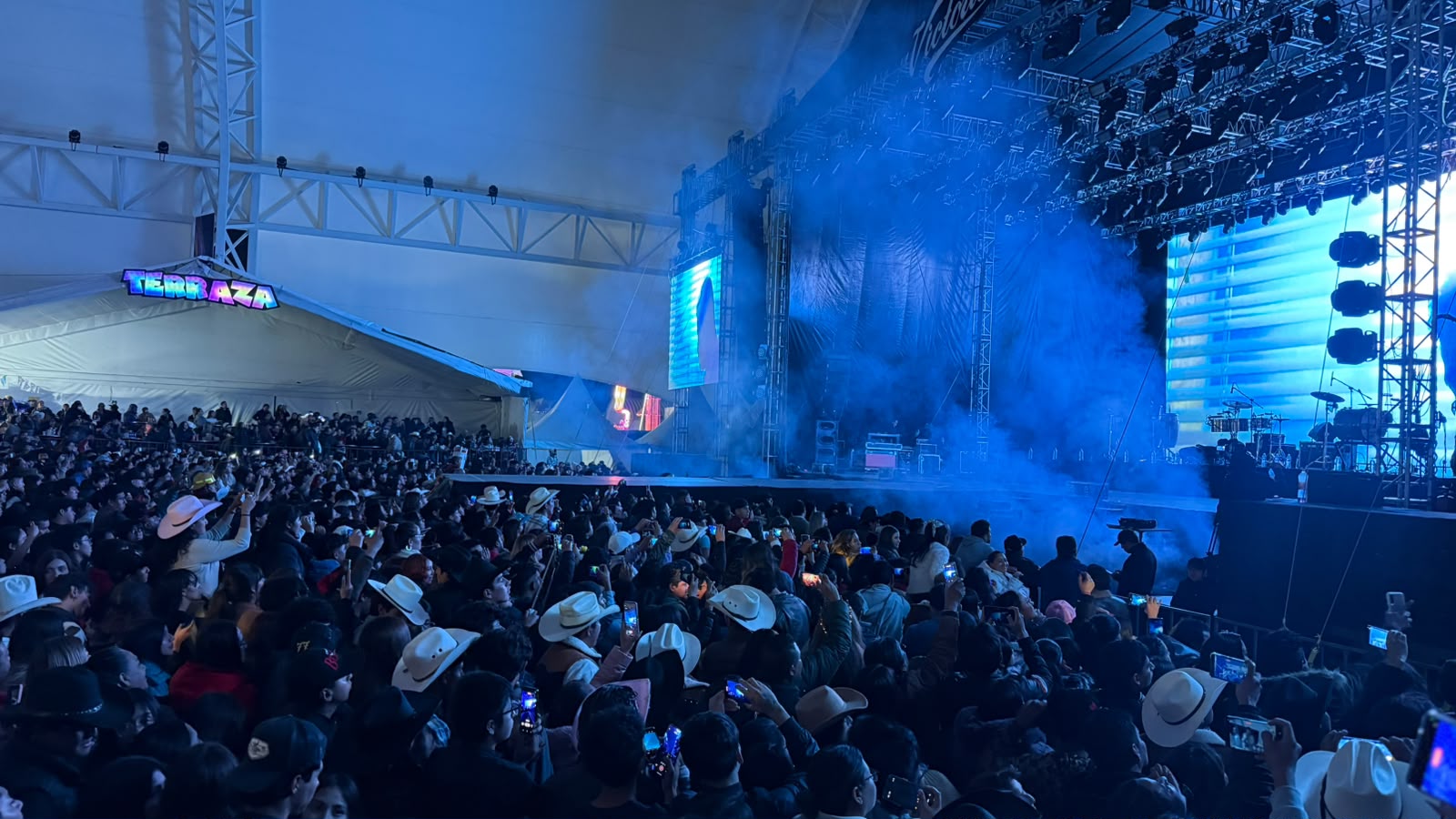La Arrolladora Banda El Limón durante el cierre de la Feria San Francisco Pachuca 2026.