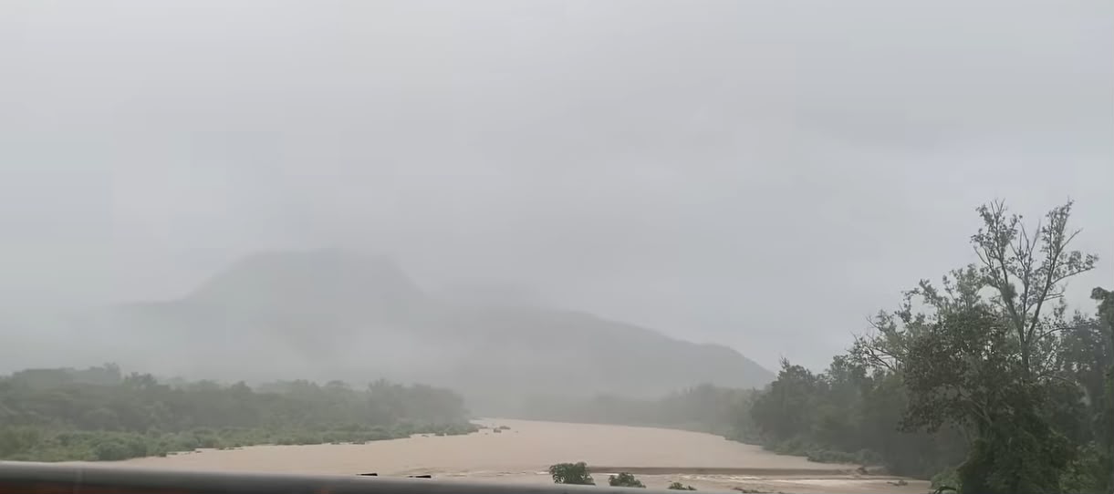 Deslave bloquea carretera en Hidalgo tras intensas lluvias.
