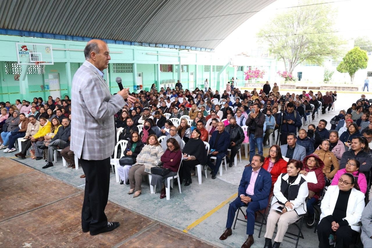 Natividad Castrejón imparte conferencia sobre crianza en Mixquiahuala.