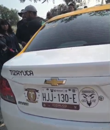 Padres de familia increpan a taxista por presuntamente aventar su unidad contra desfile de menores en Tizayuca