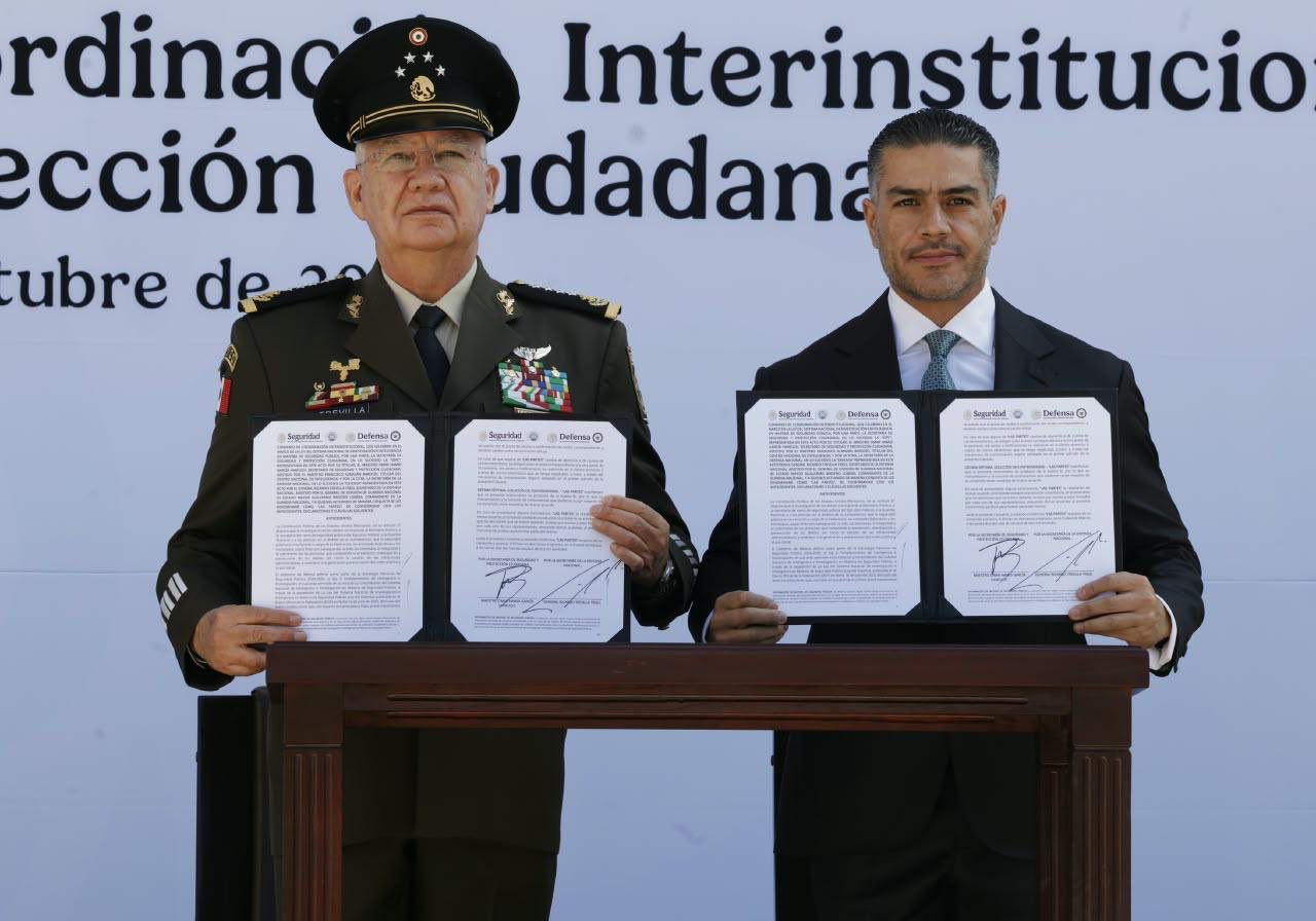 Omar García Harfuch y Ricardo Trevilla durante la firma del convenio de coordinación entre DEFENSA y SSPC.