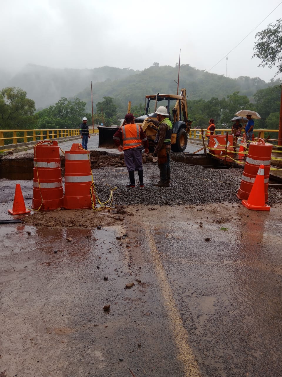 Lluvias arrasan 10 pasos provisionales en Hidalgo; hay carreteras sin paso