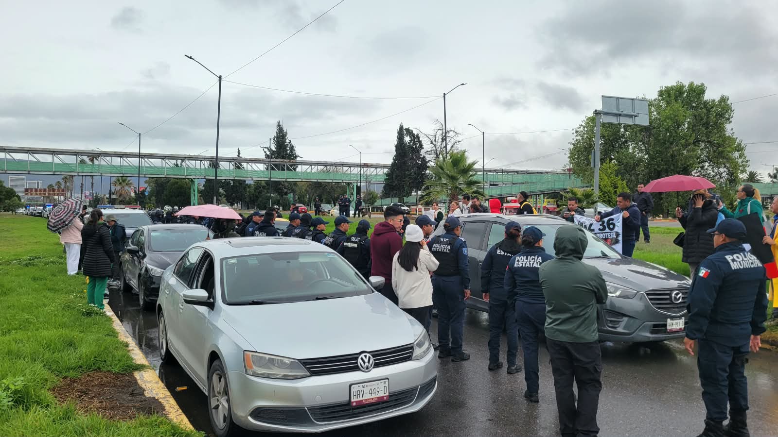 Protestan frente a la clínica 36 del IMSS en Pachuca