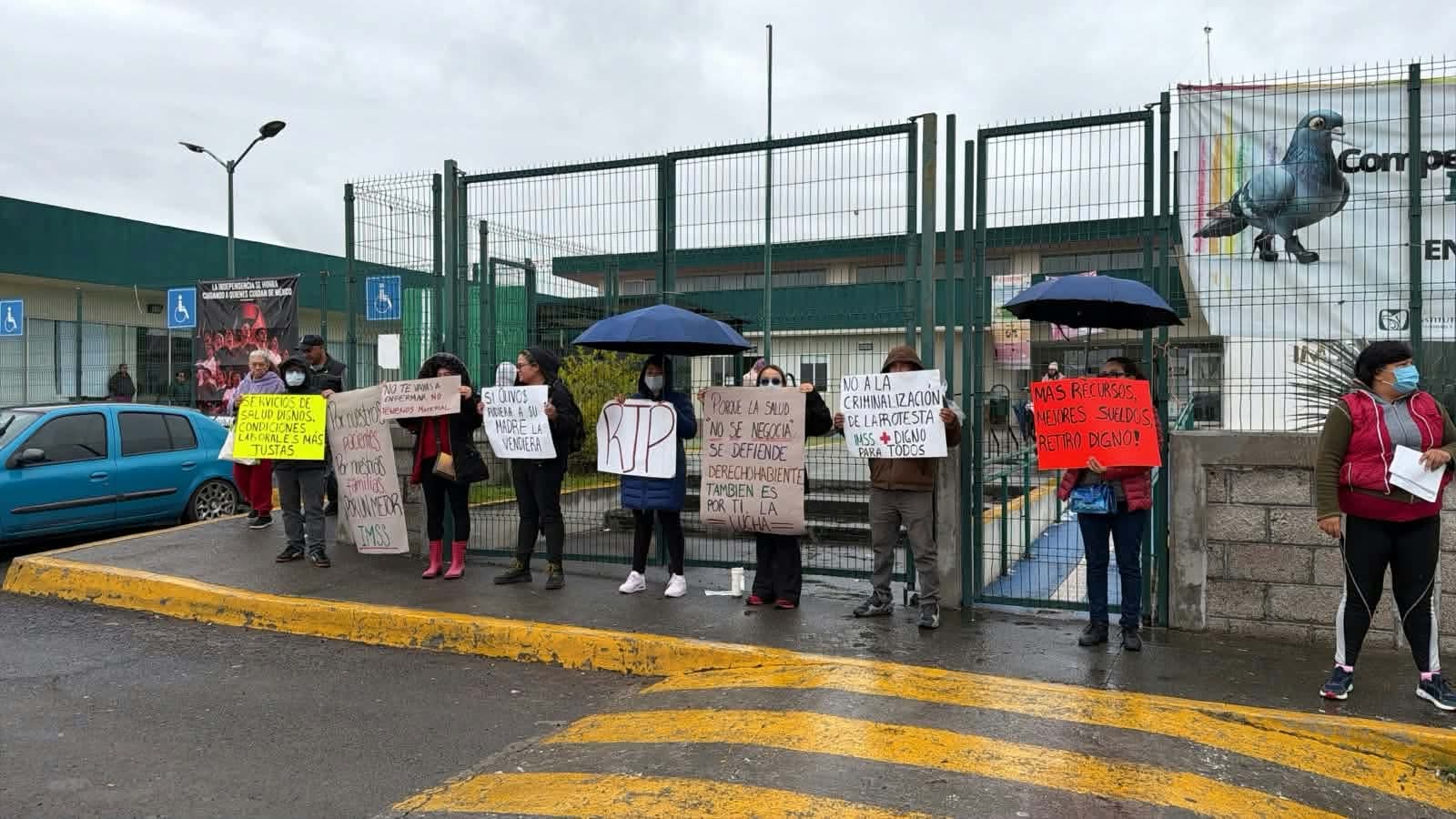 Trabajadores del IMSS protestan en clínica de Tizayuca