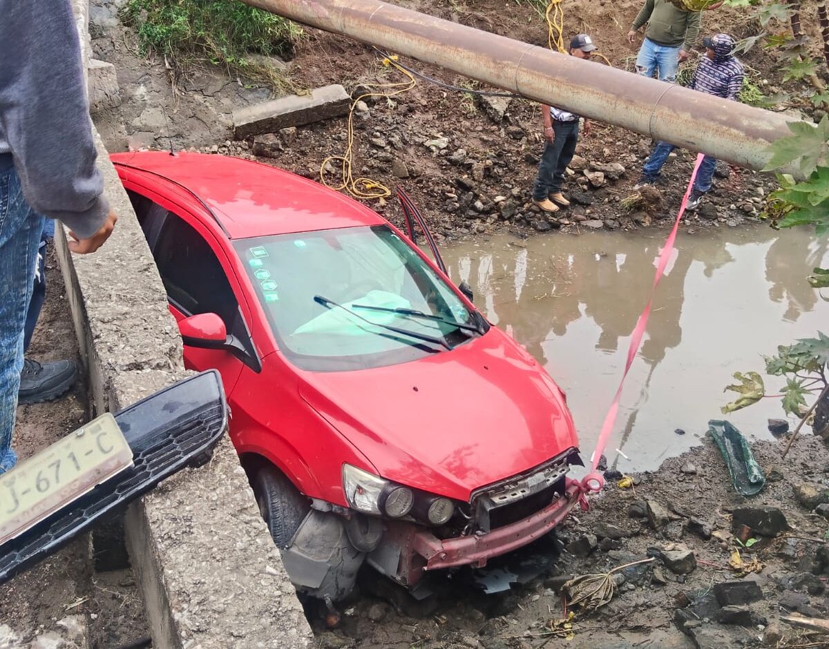 ¡Auto cae a canal de aguas negras en Ixmiquilpan! Dos mujeres terminan en el hospital