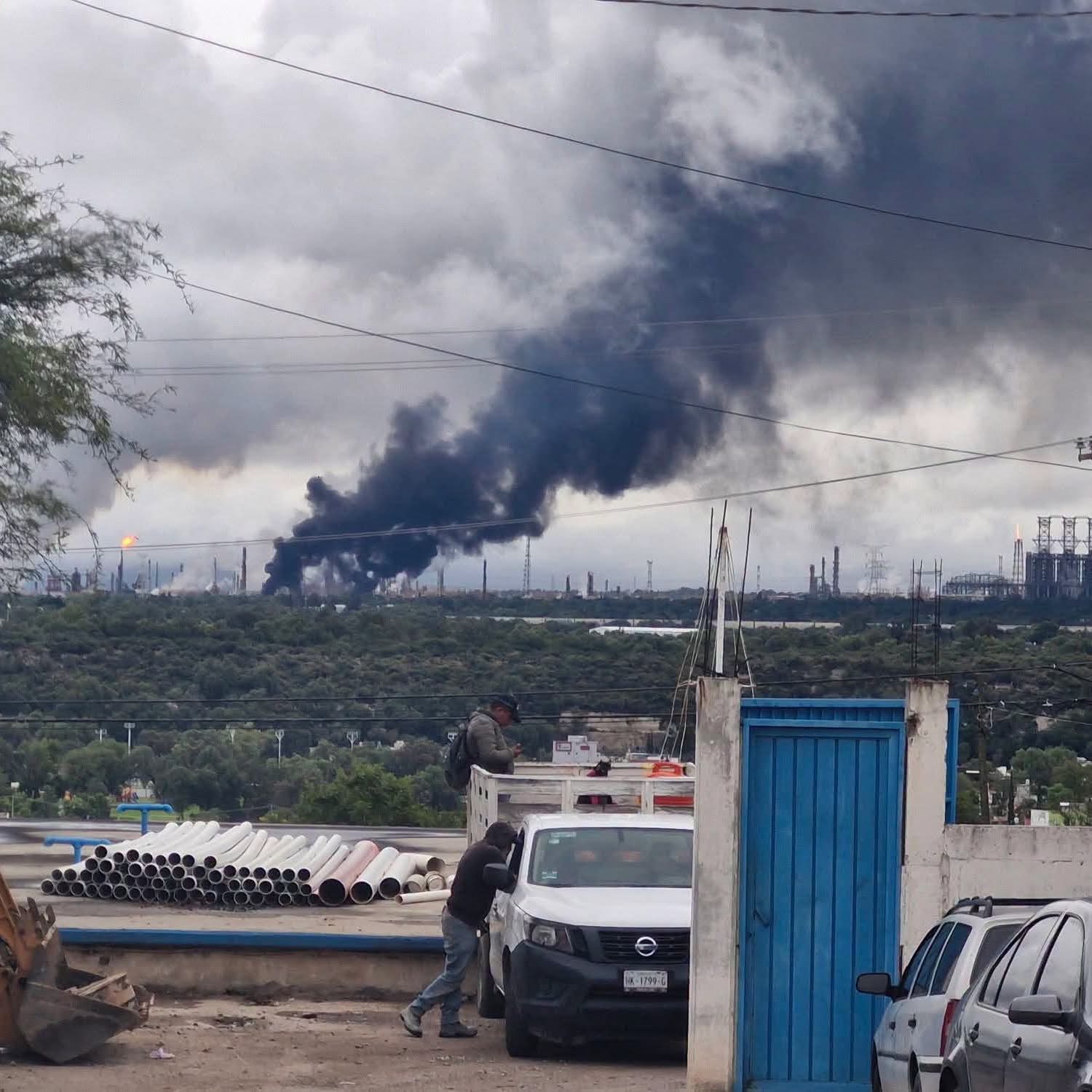 Humo negro en la refinería de Tula causa alarma este sábado; esto se sabe