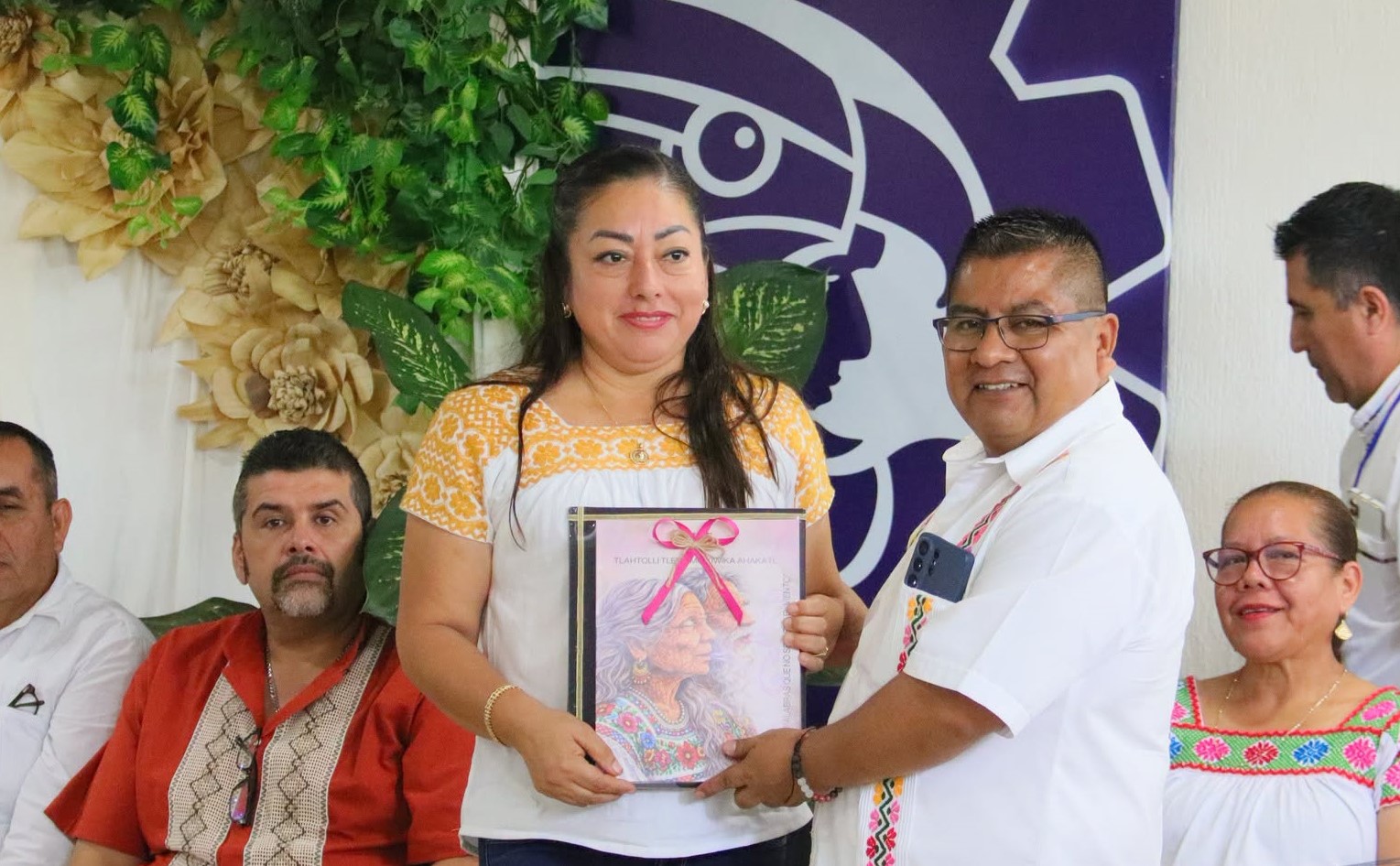 Hidalgo presenta libro en náhuatl para preservar la lengua indígena