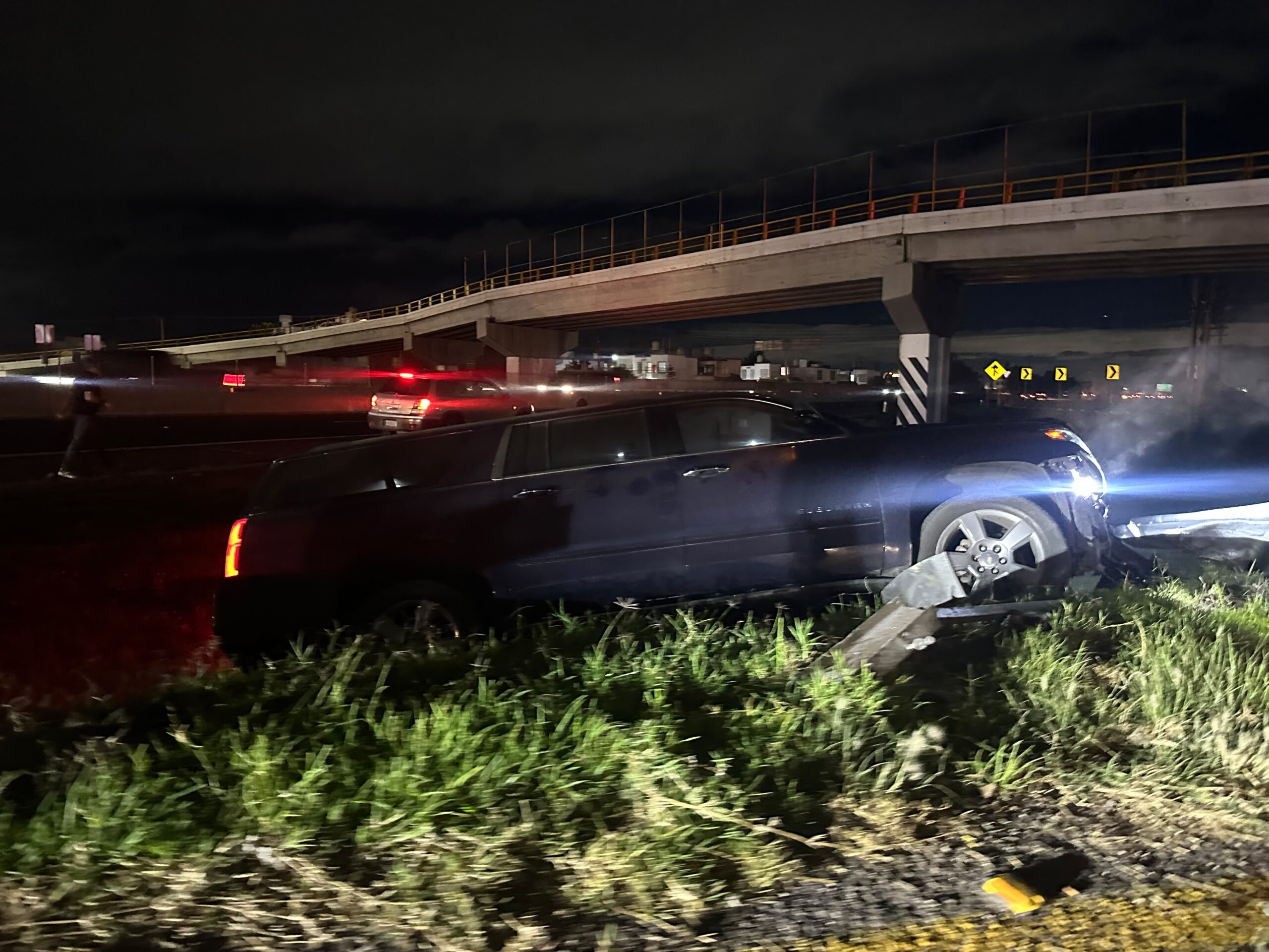 Camioneta varada entre la maleza tras salirse de la autopista México-Pachuca, a la altura de Tizayuca.