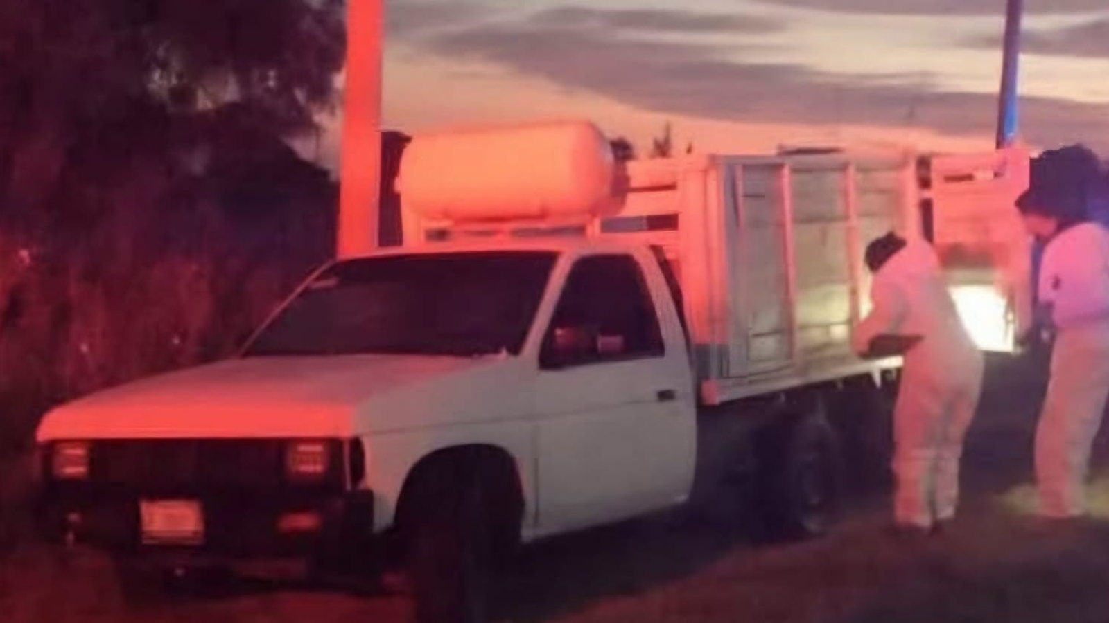 Camioneta Nissan tipo estaquitas en Llano Largo, Huichapan.