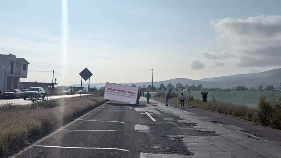 Bloqueo de pobladores en la carretera México–Laredo, en Julián Villagrán.