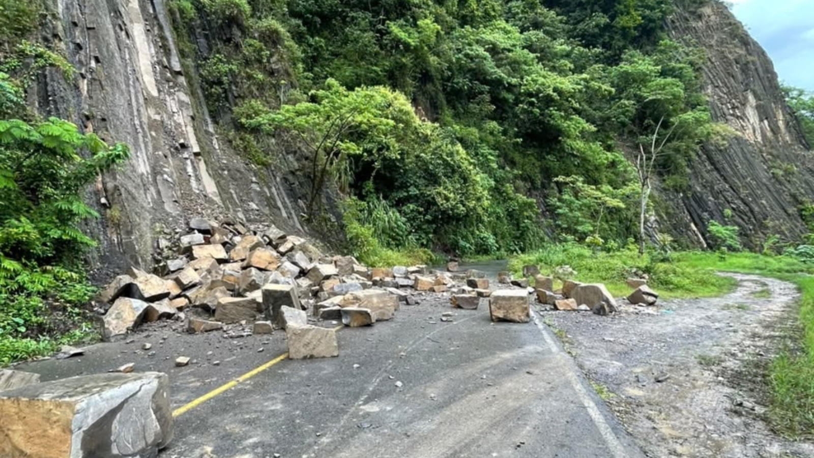 Caminos de Hidalgo afectados por lluvias y deslaves