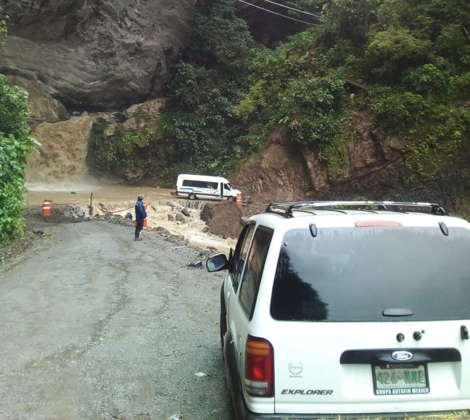 cierran paso hacia San José del Valle por crecida de río en el Cerro El Chiquito
