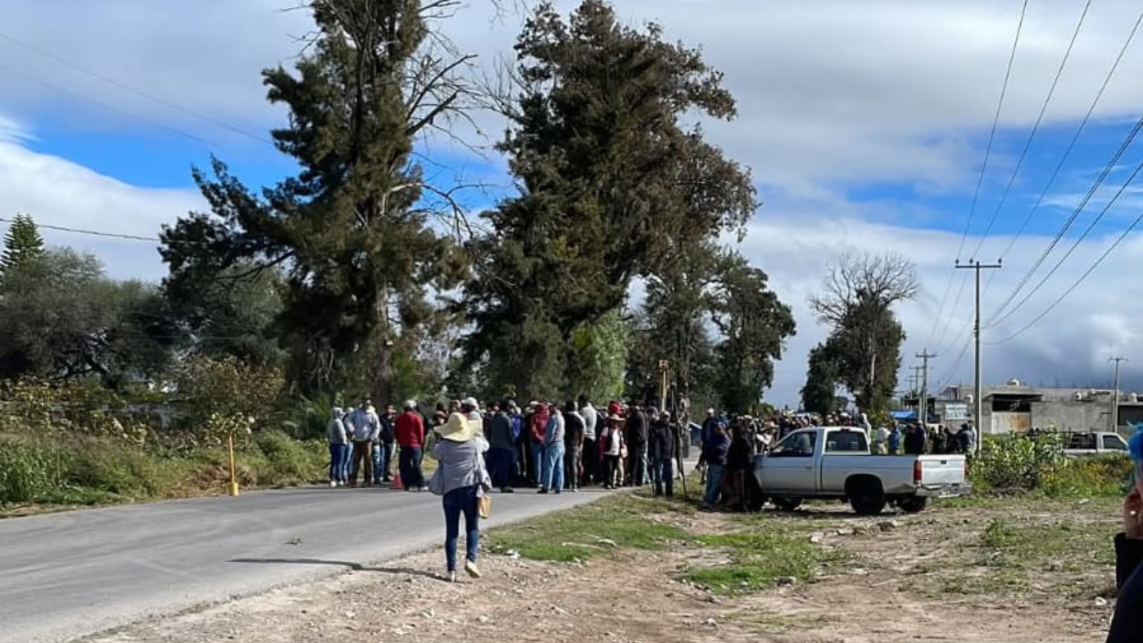 Bloqueo con piedras en la carretera Ixmiquilpan-Cardonal, Hidalgo.