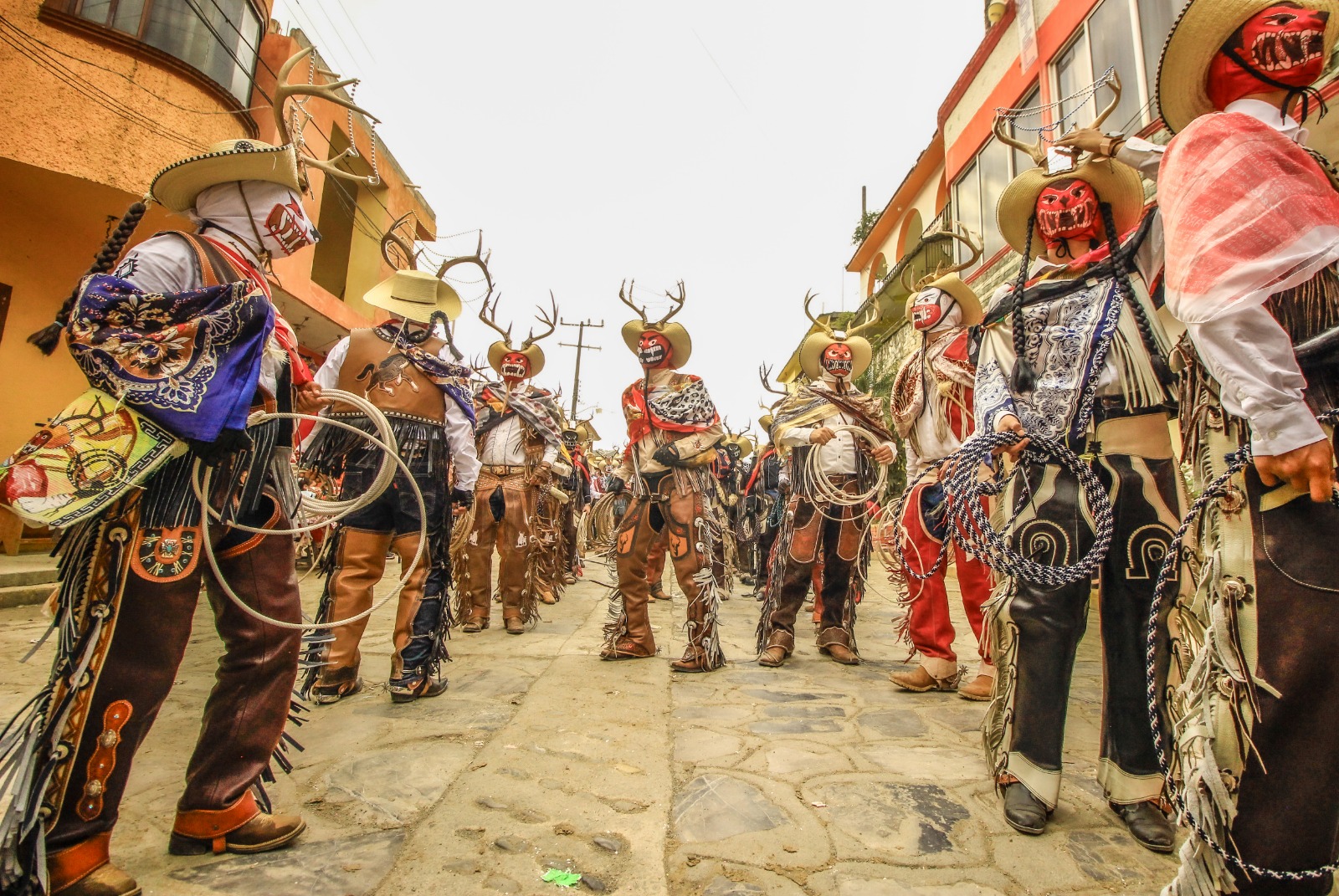 Cuernudos de Calnali con máscaras y cuernos de venado.