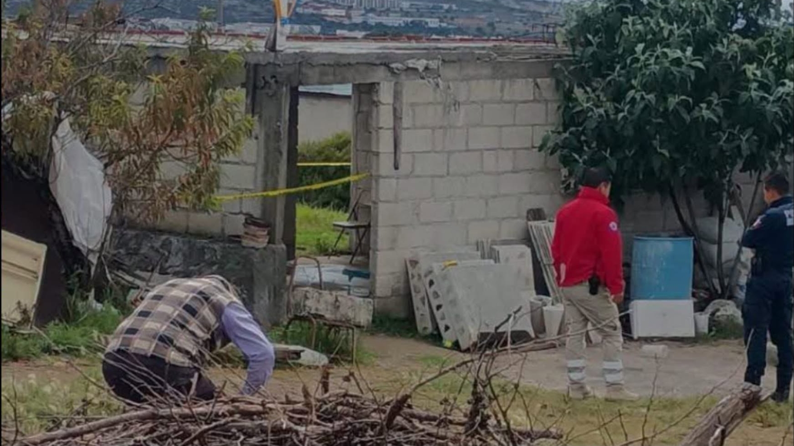 Un hombre de 55 años fue localizado sin vida dentro de una vivienda de la calle Vicente Guerrero, en Mineral del Chico. Las autoridades investigan la causa del fallecimiento.