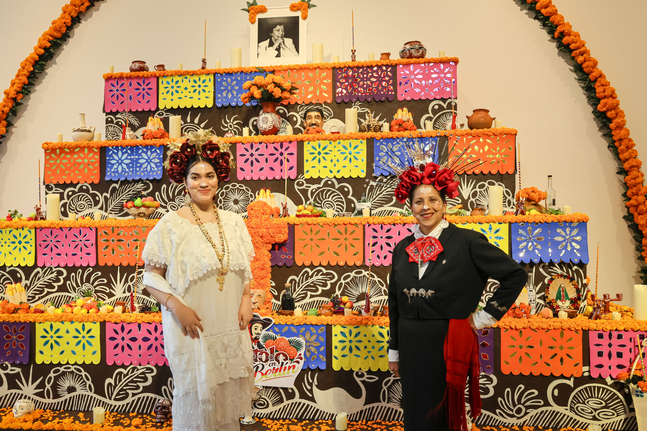 Altar de Xantolo de la Huasteca hidalguense instalado en la Embajada de México en Berlín, Alemania.