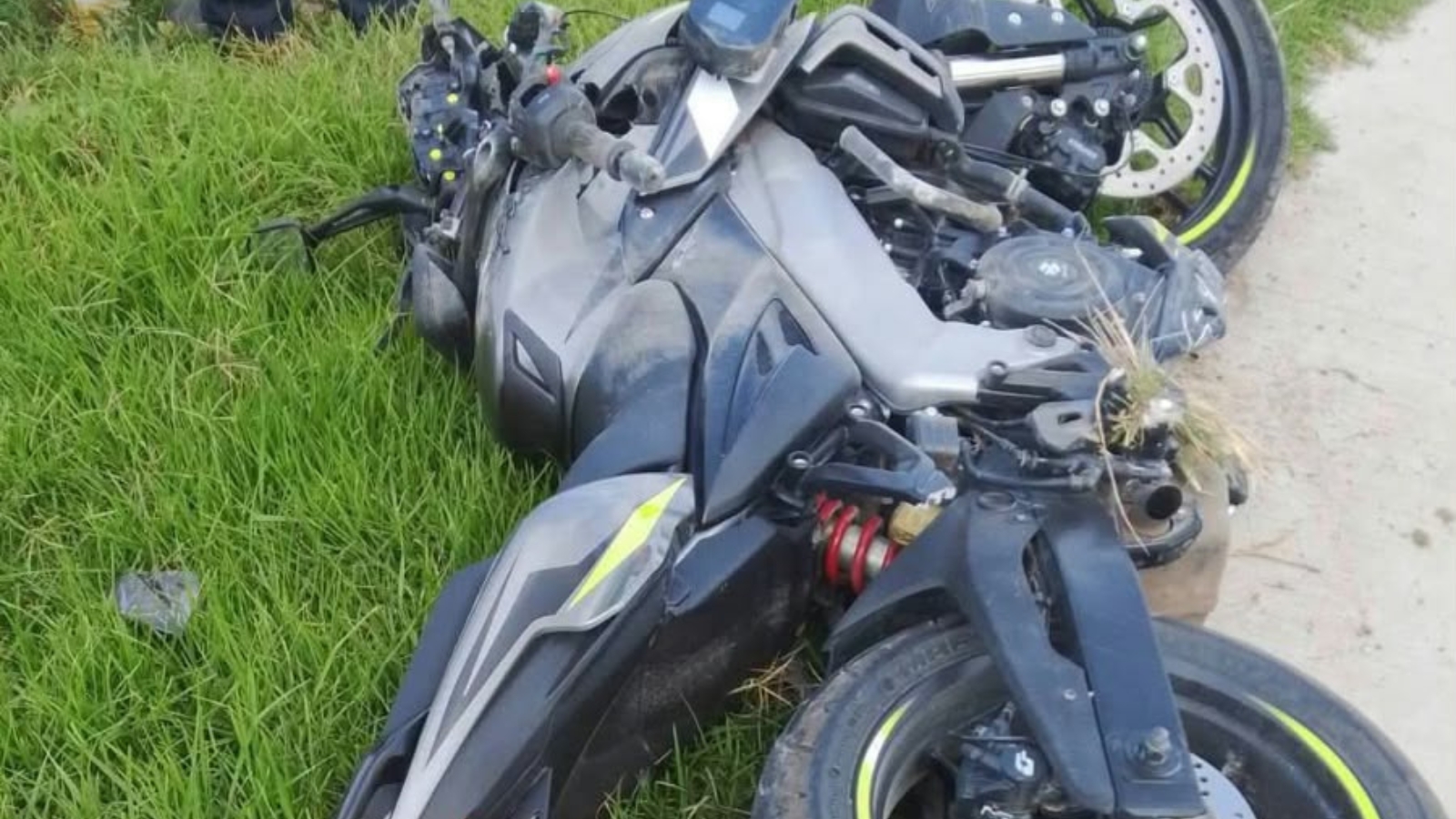 Motocicleta en el Boulevard Las Torres, Tizayuca, tras un accidente.