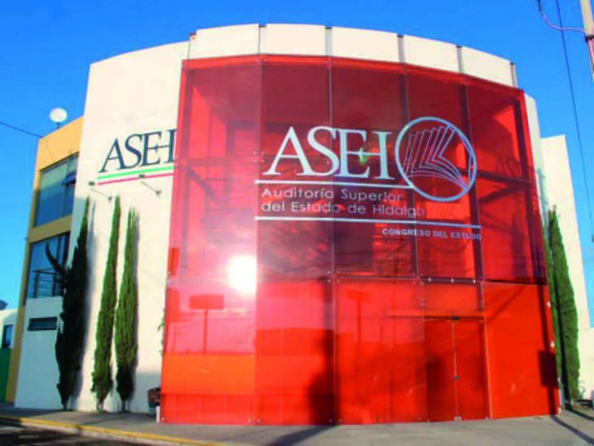 Fachada del edificio de la Auditoría Superior del Estado de Hidalgo (ASEH) con vidrios rojos y logotipo institucional