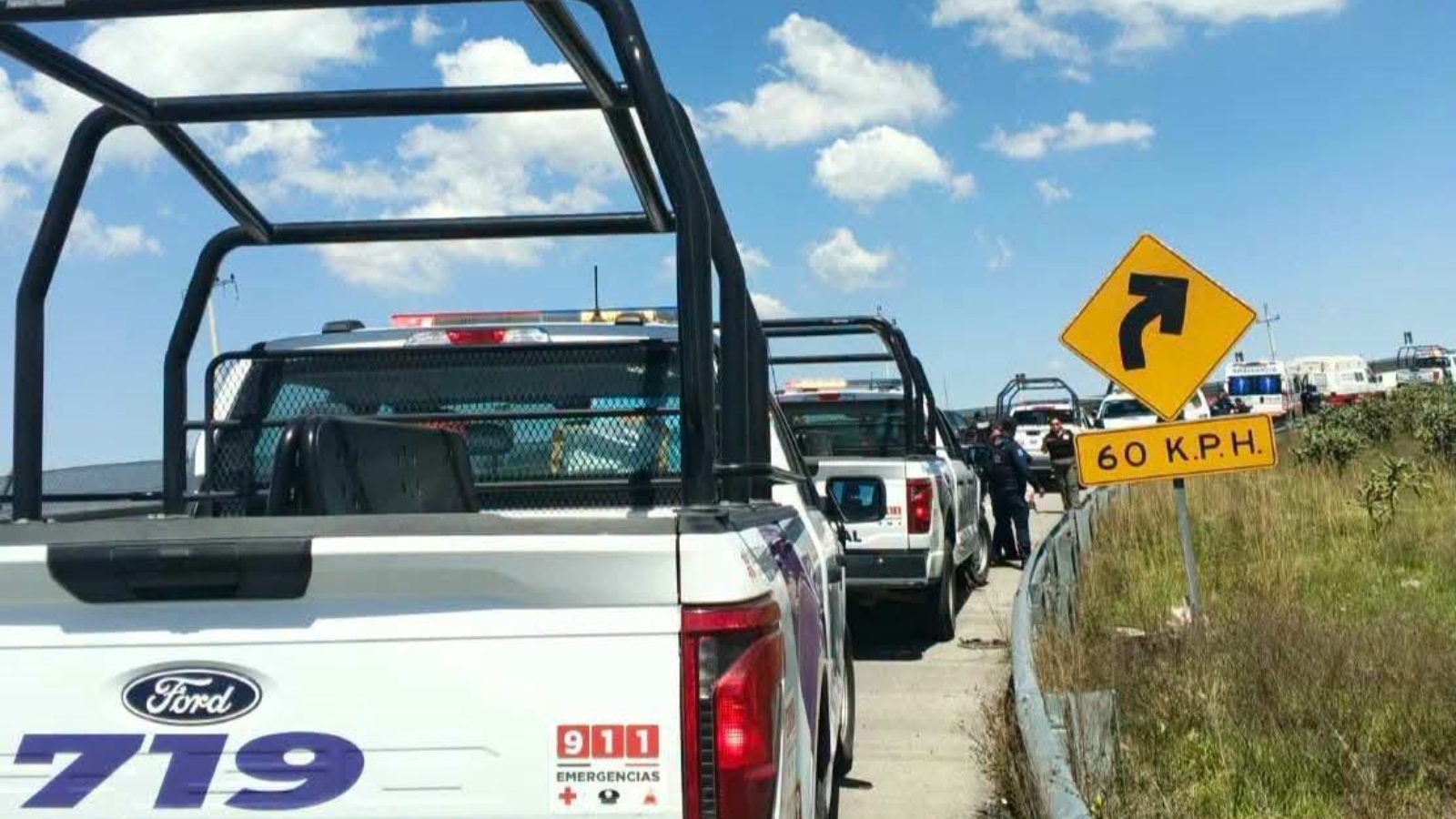 Patrulla estatal accidentada durante persecución de tractocamión en Hidalgo.
