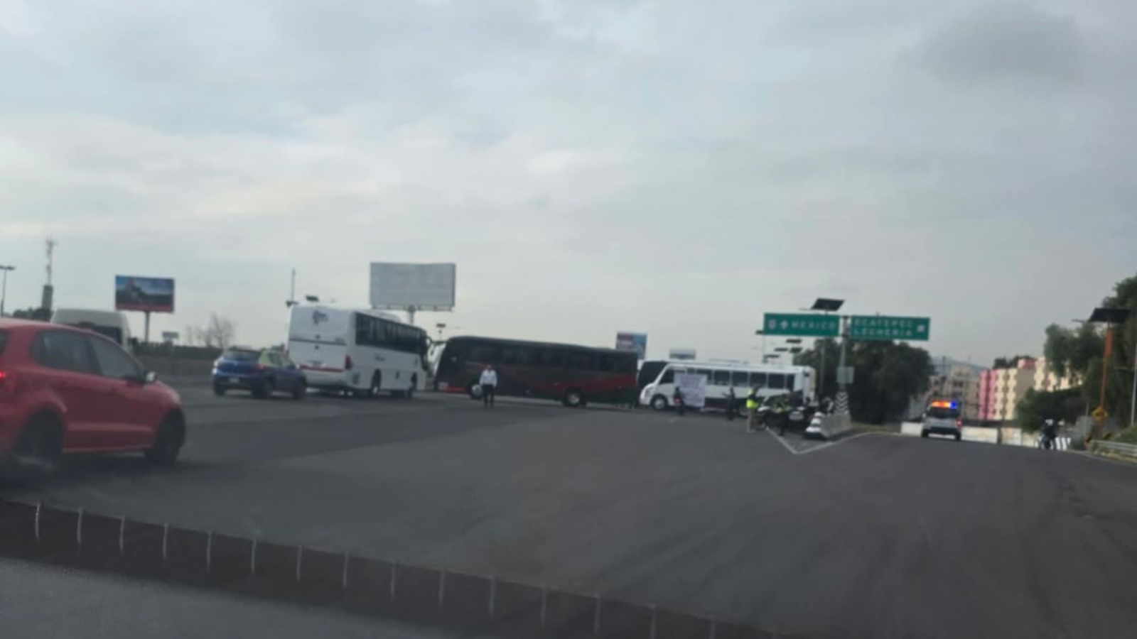 Transportistas se movilizan en la autopista México–Pachuca, en Ecatepec.