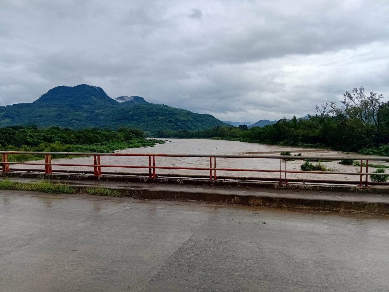 Camino afectado por las lluvias en Hidalgo, donde deslaves, caída de rocas y el aumento de corrientes han provocado cierres y restricciones viales.