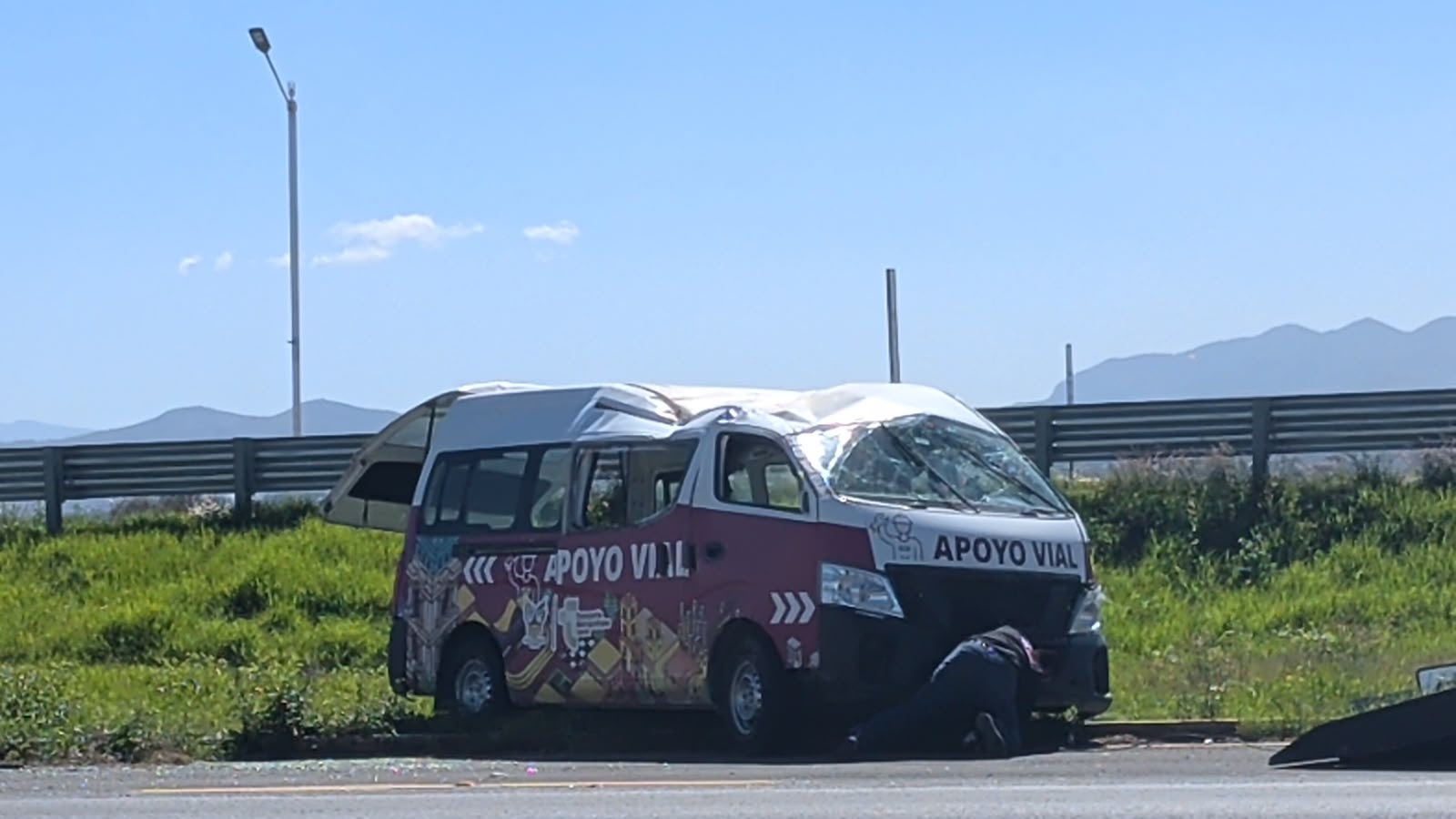 Unidad de auxilio vial del Tuzobús volcada en la México-Pachuca, cerca del C5i.