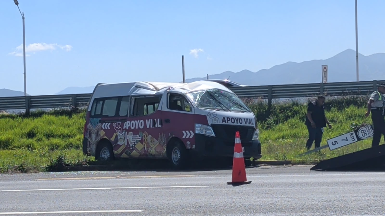 Vehículo de apoyo mecánico del Sitmah accidentado en la carretera México-Pachuca.