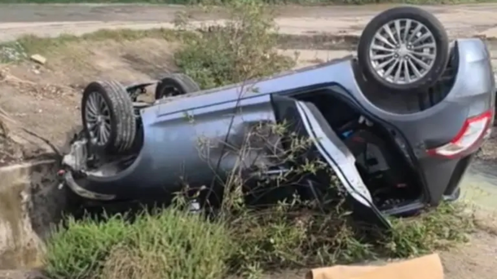 Mujer pierde el control y termina con su auto dentro de una canaleta en Tula